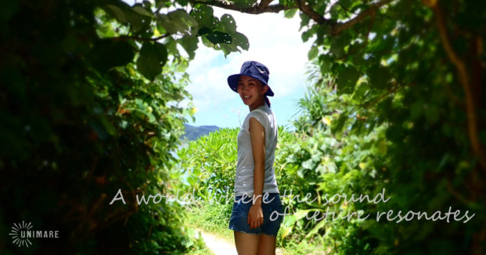 奄美の森でゲストと耳を澄ませるUNIMAREのガイド